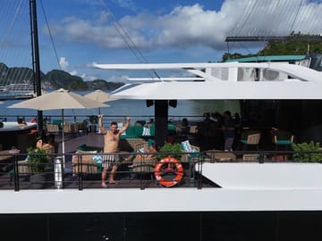 Luxurious Day Tour of Halong and Lan Ha Bay from Hanoi