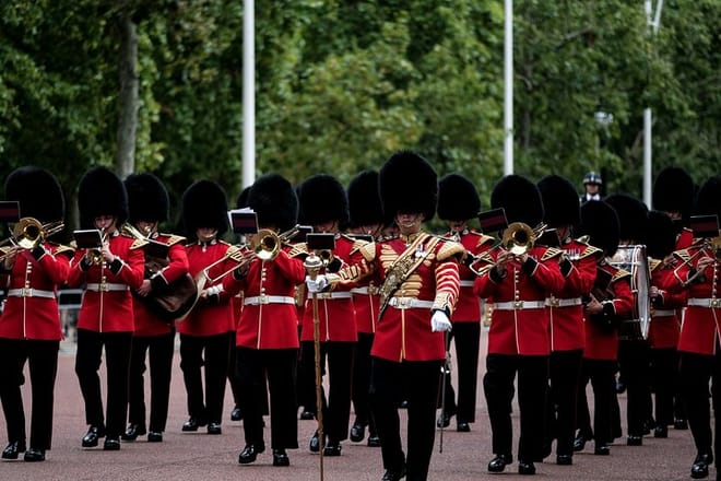 Buckingham Palace Visit & Changing of the Guard Walking Tour