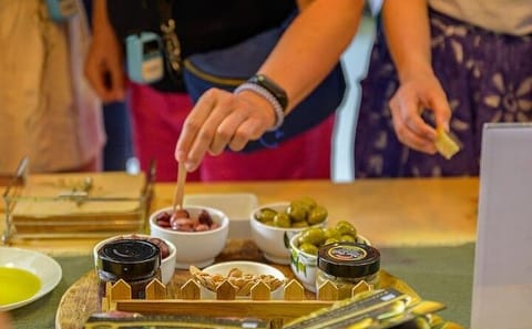 Private Olive Oil Tasting and Lunch Tour in Korakochori