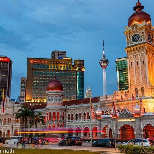 ساحة مرديكا حيث بدأ استقلال ماليزيا!  وجهة تاريخية لا بد من زيارتها 