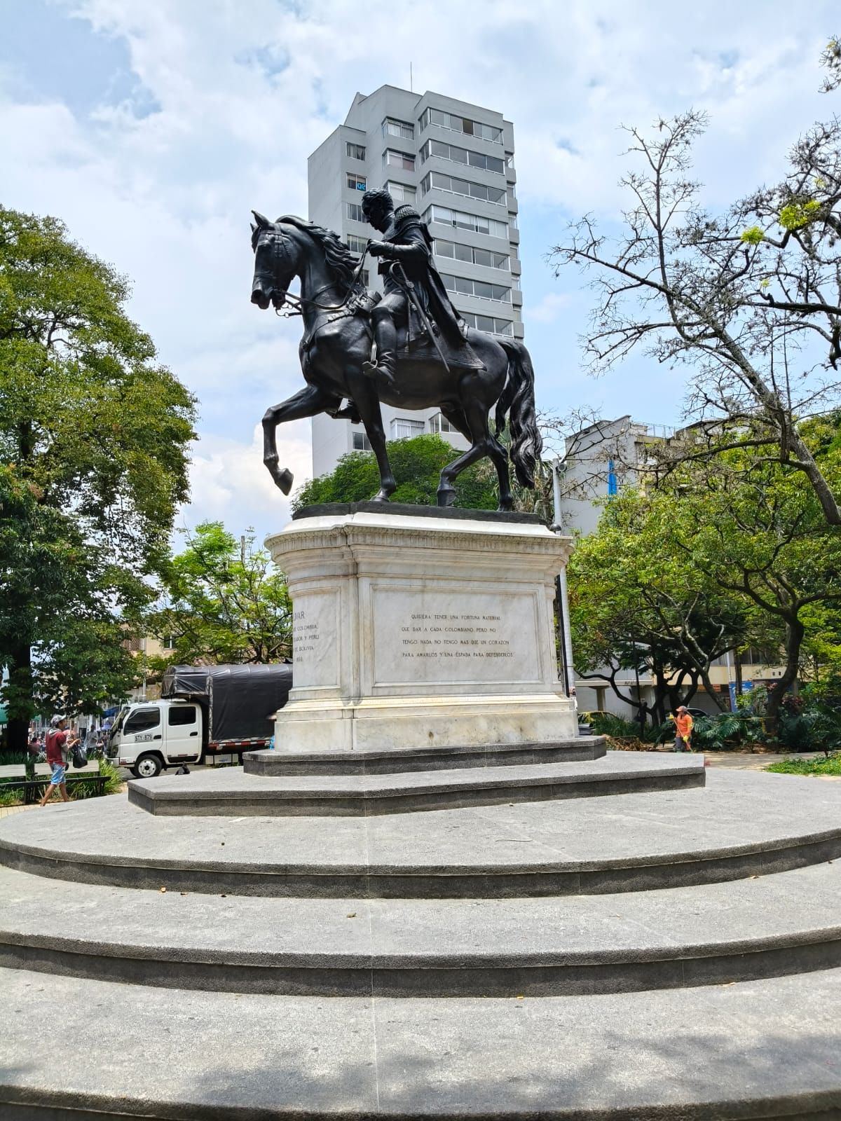 Monumento a la independencia , Plaza de Bolivar