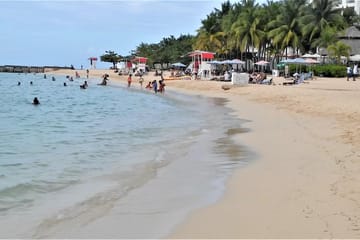 Doctor's Cave Beach and Shopping Tour from Montego Bay