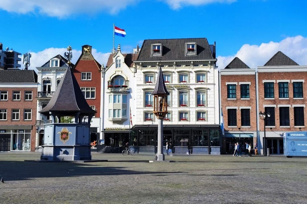 View of the Markt square along the route of the Den Bosch scavenger hunt City Detective.