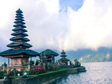 beratan lake temple