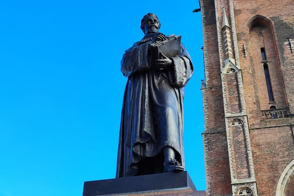 Iconic shot of Hugo de Groot statue along the route of the Delft scavenger hunt City Detective.