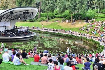 Guided Chinatown and Botanic Garden Tour in Singapore