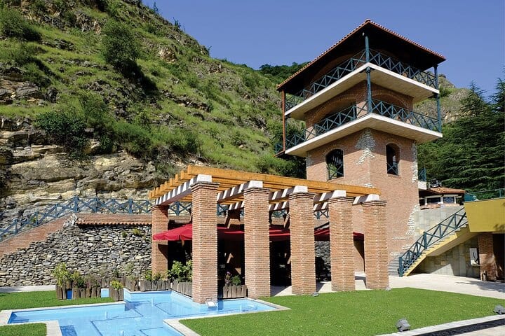 4 Full days in Georgia with private tour, free aiport