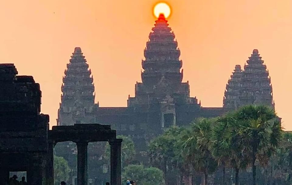 Private Angkor Wat Sunrise and Temple Highlights Tour