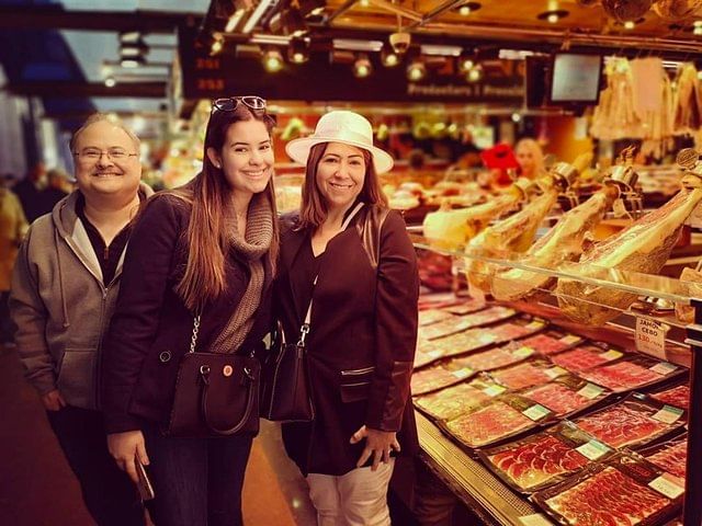 Barcelona Highlights & Secrets Private Tour with Tapa & Drink 