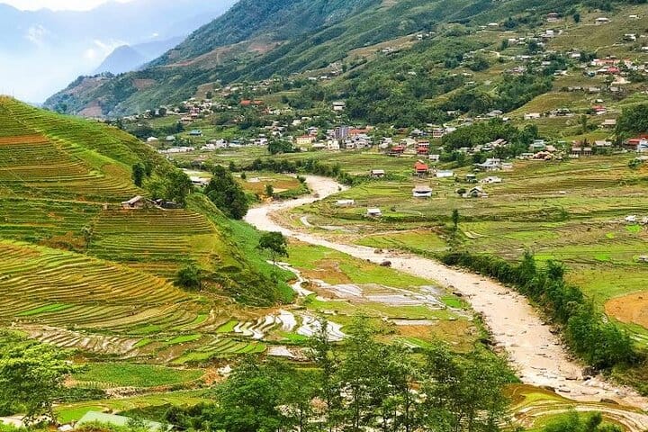 Sapa Trekking 2 Days Tour with Overnight in Hotel By Cabin Bus
