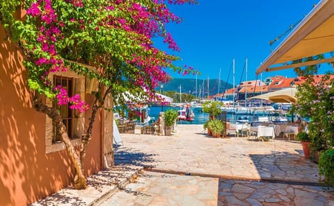 Kefalonia Day Tour: Explore Fiscardo, Assos, and Myrtos Beach