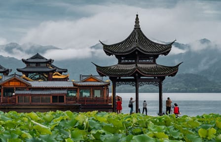 West Lake Scenic Cruise and Key Attractions Tour in Hangzhou