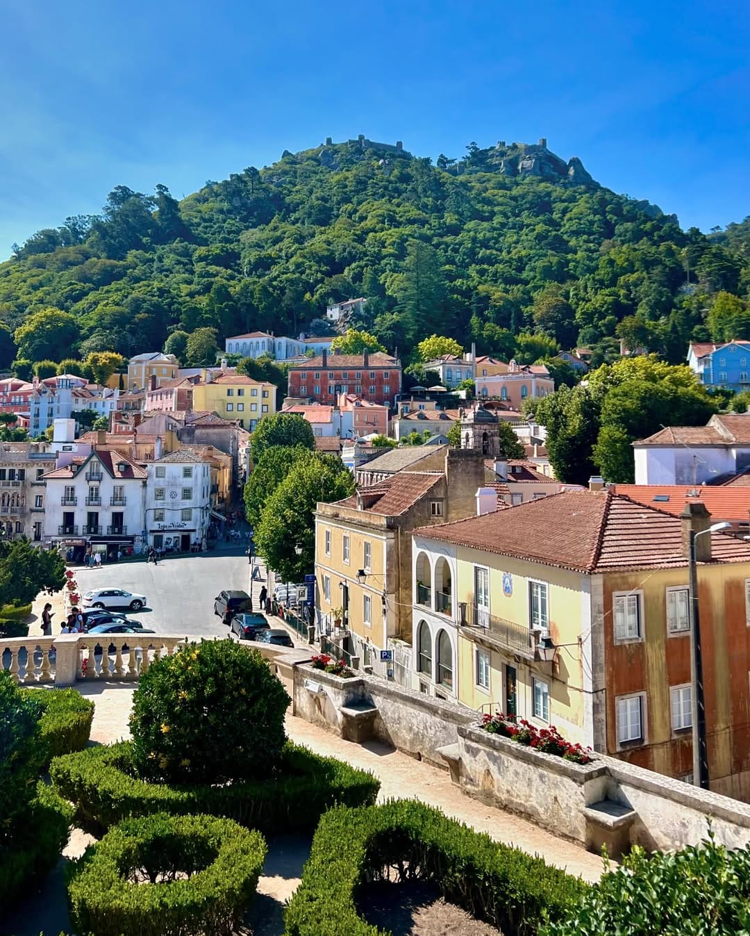 Sintra Full-Day Guided Tour: Pena Palace & Quinta da Regaleira