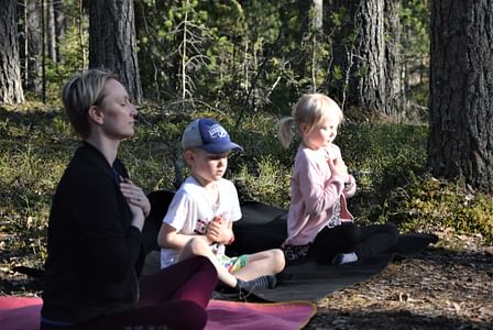 Wanhan Vartiamäen tupa Tarinallista metsäjoogaa lapsiperheille Leivonmäen kansallispuistossa Joutsa