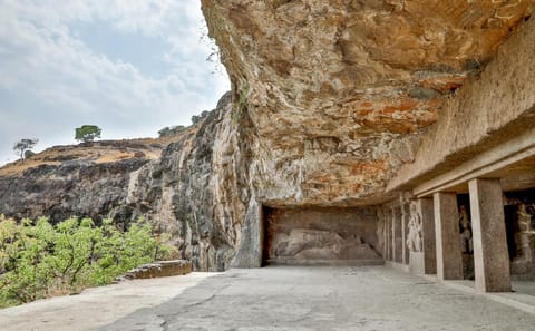 Cultural Tour of Mumbai to Hyderabad: Caves and Temples
