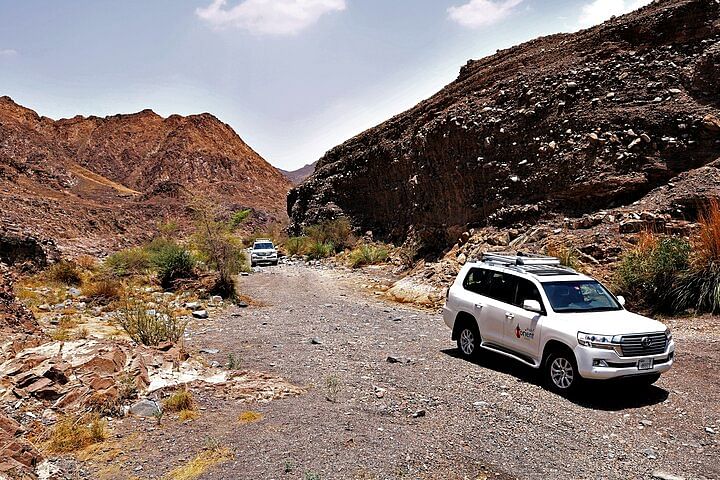 Private 4x4 Desert Safari & Wadi Shawka Pool Adventure with Lunch