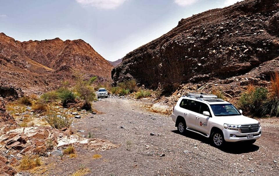 Private 4×4 Desert Drive, Wadi Shawaka Pool Visit with Lunch box