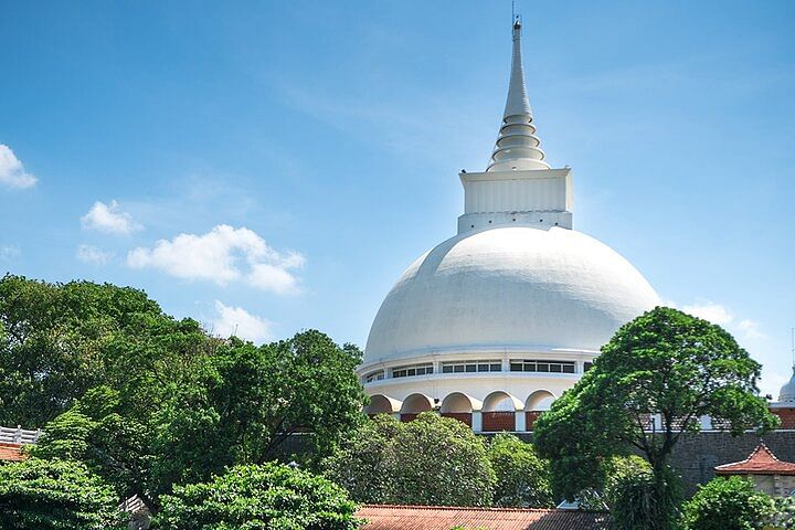 Kalutara Temple & Lunuganga Estate Tour from Bentota