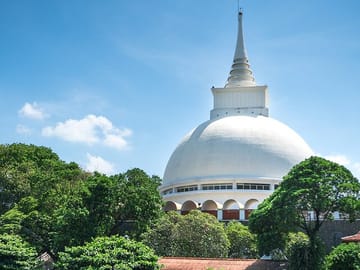 Kalutara Temple and Lunuganga Tour from Bentota
