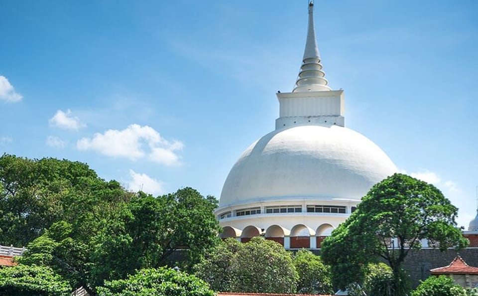 Kalutara Temple and Lunuganga Tour from Bentota
