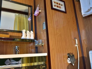 bathroom - garden bay cruise