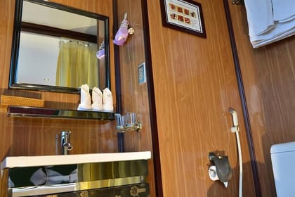 Bai Tu Long bay Boutique Cruise 2D/1N: Kayaking, swimming at pristine places