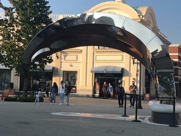 Mc Arthur Glen Designer Big Brand outlet mall
