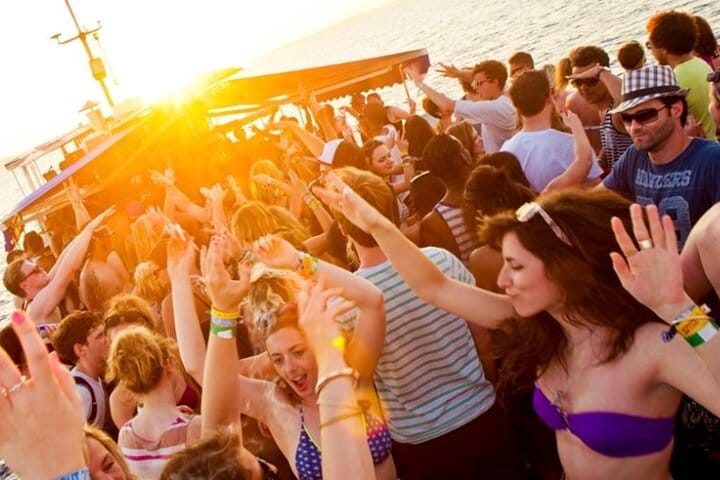  Miami Spring Break Party Boat with Live DJ and Open Bar  6