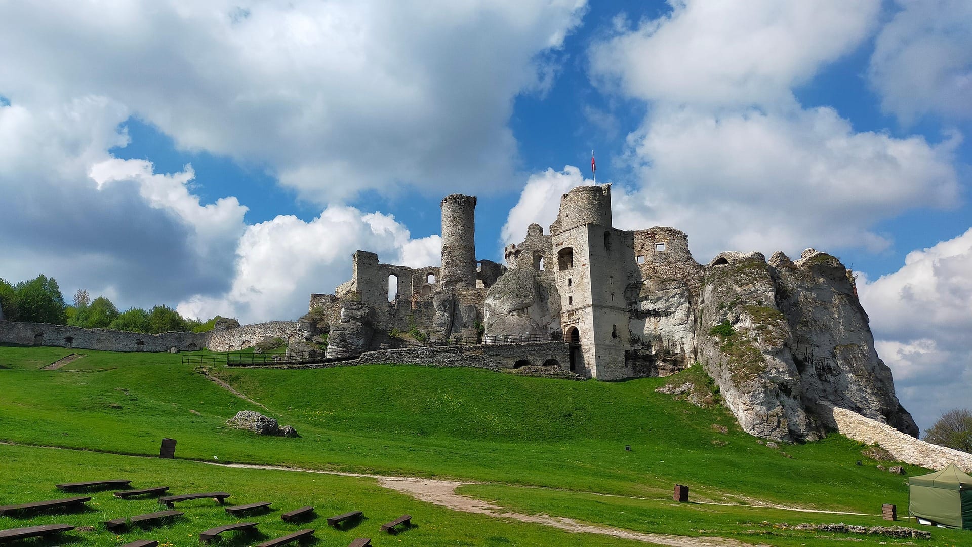 Ogrodzieniec Castle ruins wide view — limestone rock and medieval walls, Polish Jura