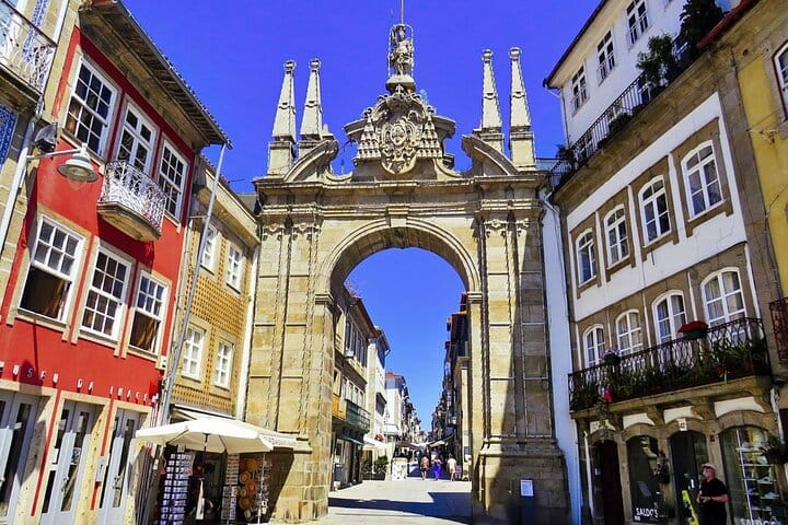 BRAGA E GUIMARÃES: Private Historic Tour from Porto