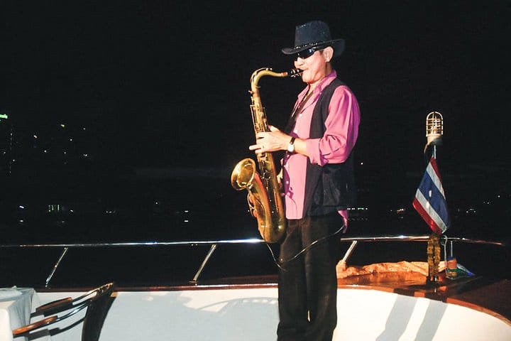 Be entertained by live music band