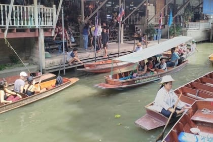 Damnoen Saduak Floating Market Tour with Paddle Boat Ride
