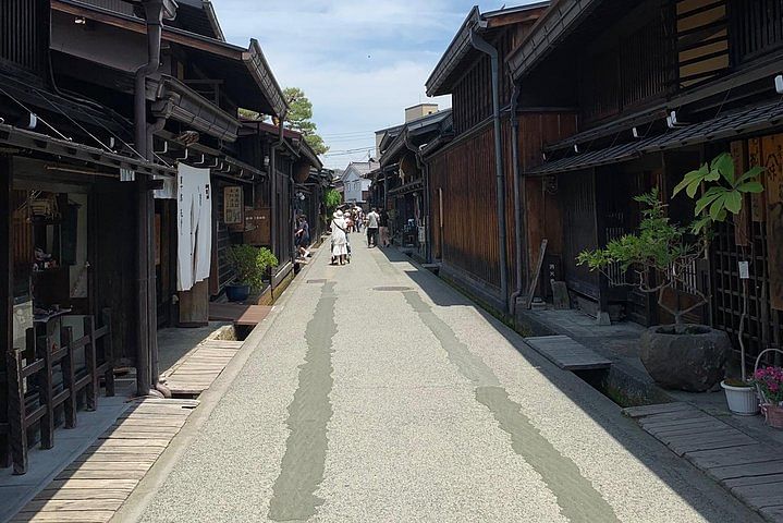 Takayama oldtownship walking tour with local guide. (About 45min)