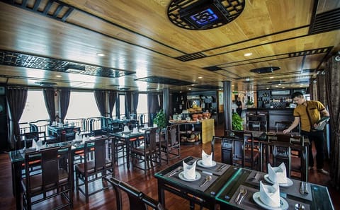Deluxe 2-Day Cruise with Kayaking in Lan Ha Bay, Vietnam