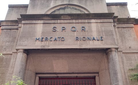 Rione Monti Food Tour in Rome with Market Visit