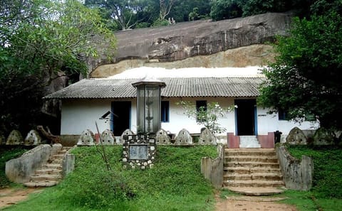 Pidurangala Rock Day Tour with Dambulla and Sigiriya Visits