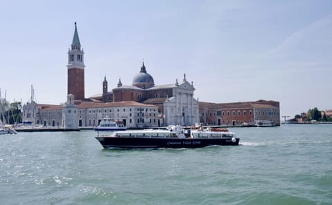 Lagoon Boat Tour of Murano, Burano, and Torcello in Venice