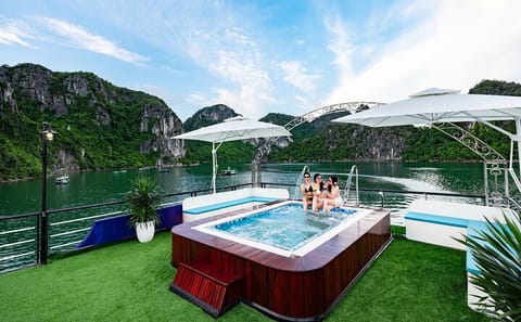 Sonata Cruise: Halong Bay Day Trip with Buffet and Jacuzzi Pool