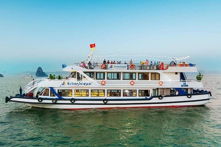 Luxury Day Cruise Experience in Ha Long Bay with Kayaking & Cave Exploration