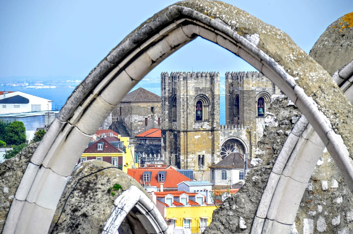 Lisbon Afternoon: Private Tour with Monuments and Fado Dinner