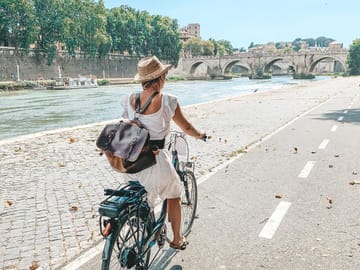 Cycling Tour Along the Tiber River in Rome