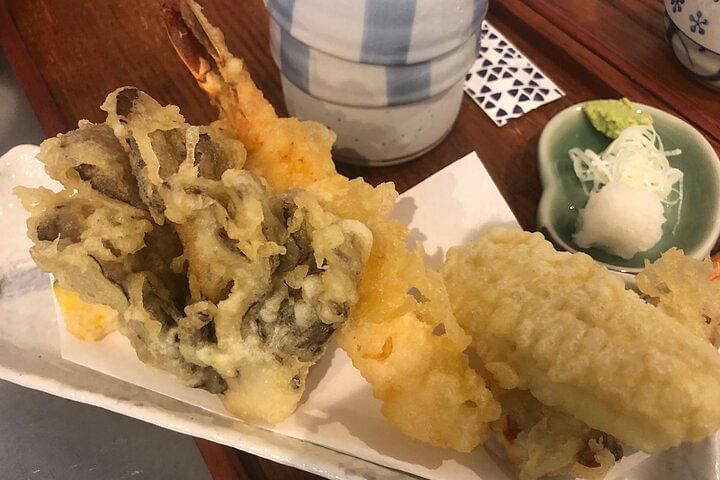 A Japanese food experience plan in Sapporo where you can enjoy tempura and 3 types of Hokkaido-only sake along with a soba making experience