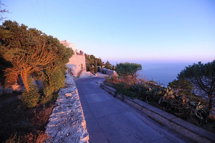 Santorini 5 Hour Private Oia Tour & Lunch/Dinner at a Local Farm