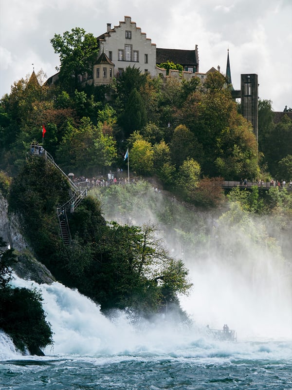 O castelo de Laufen sobre as Cataratas do Reno.