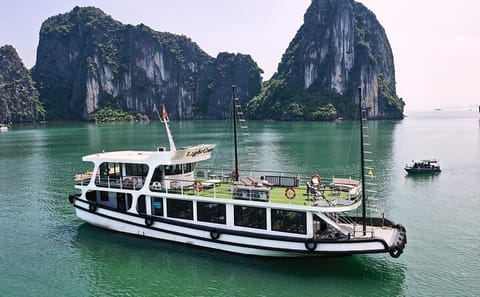 Light Cruise – Halong Deluxe Day Cruise with Small Group on Boat
