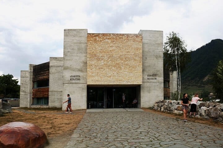 4 Full days in Georgia with private tour, free aiport