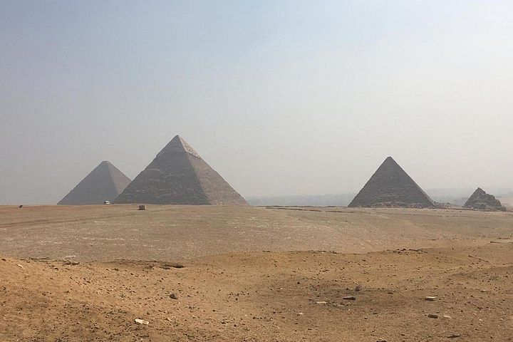 Giza Pyramids and Sphinx: Guided Day Tour from Cairo