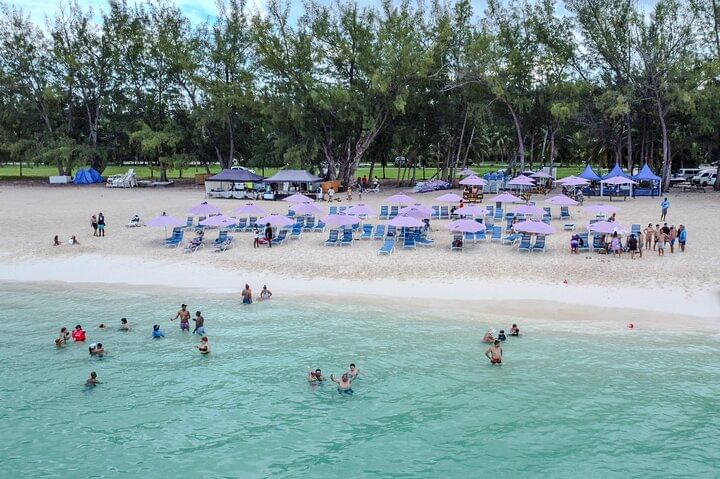 Round Trip Transportation to Cable Beach/Bahamar Resort/Breezes