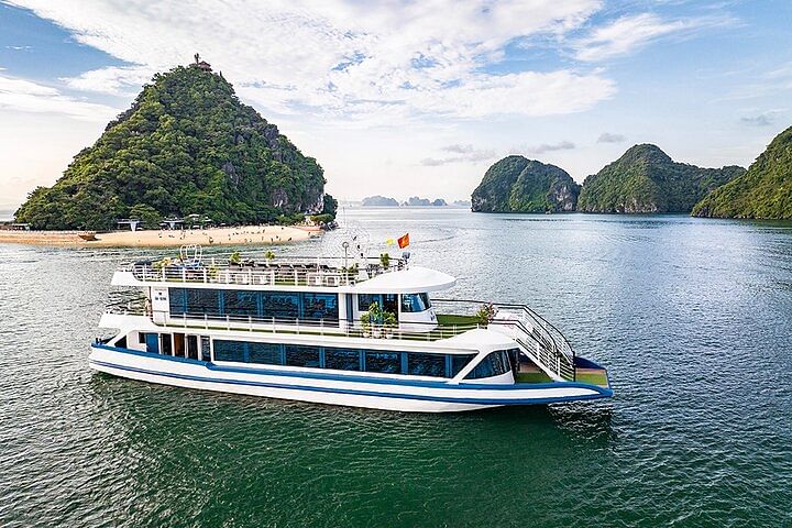 Hercules Luxury Cruise in Halong Bay: Explore Caves & Island Wonders