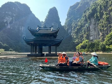 Boat trip in Trang An